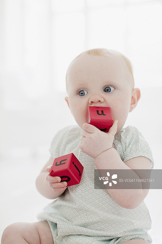 婴儿咬木块图片素材