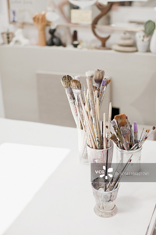 艺术工作室里的罐装画笔图片素材
