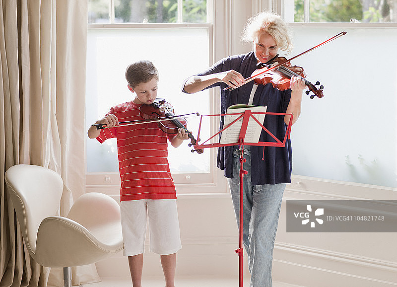 女人和男孩演奏小提琴图片素材