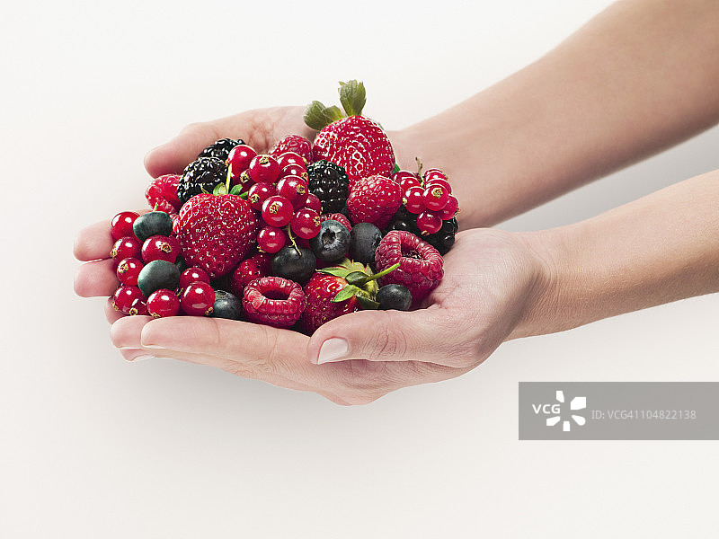 女人拿着浆果图片素材