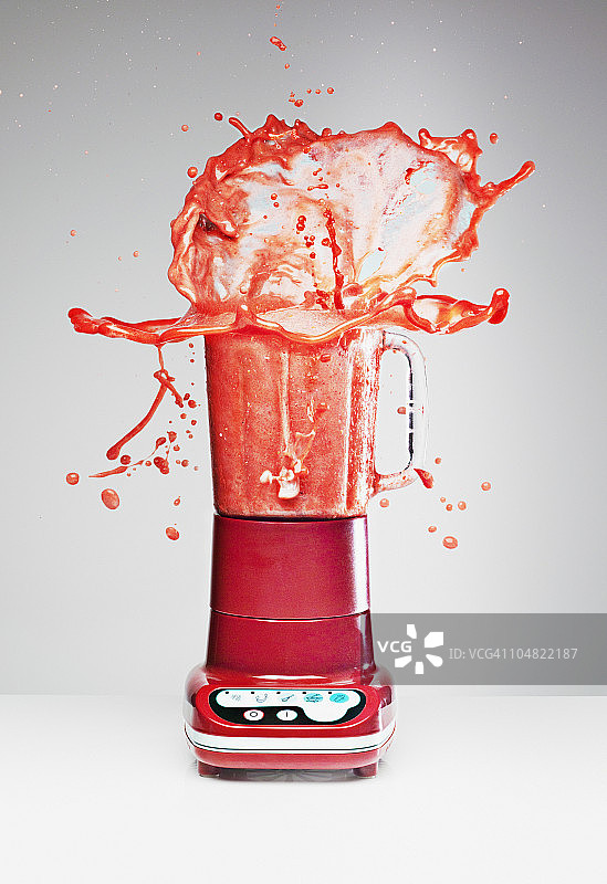 搅拌机中飞溅的果汁图片素材