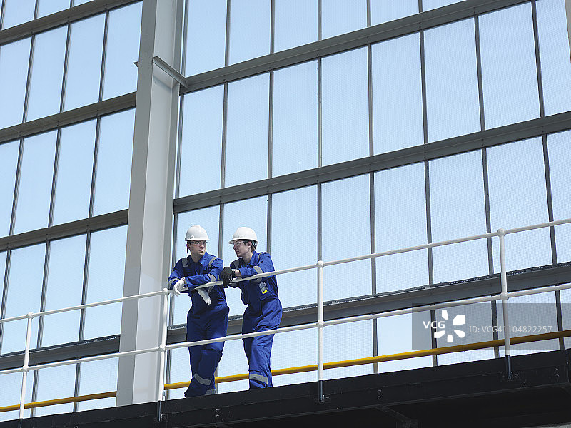 充电大厅内的工程师图片素材