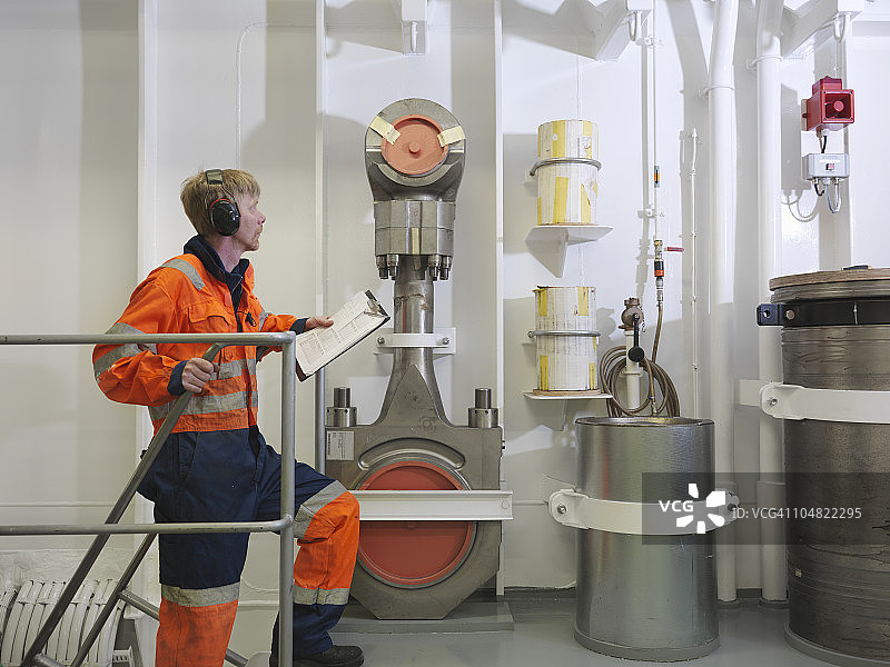 工程师检查备件图片素材