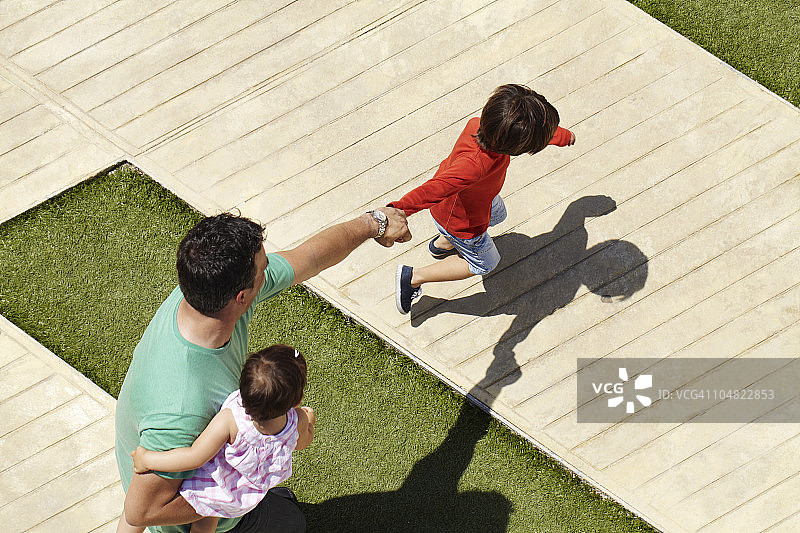 父亲和两个孩子图片素材
