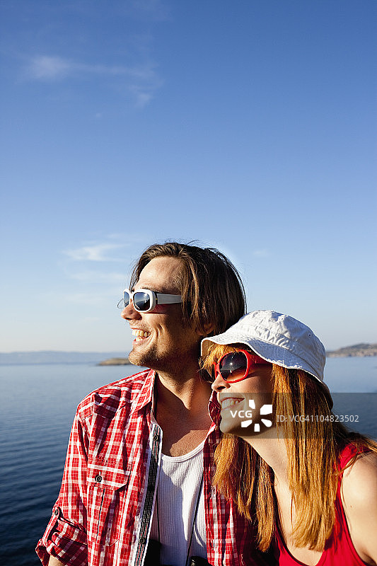 年轻夫妇看海图片素材