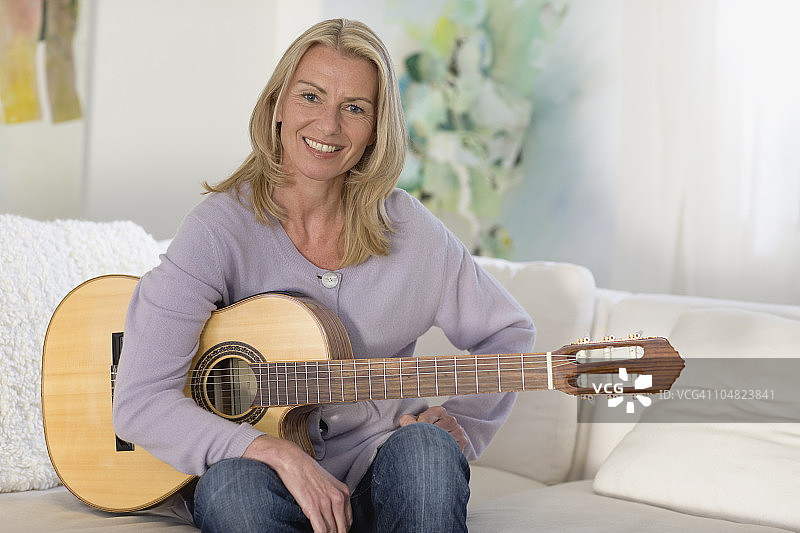 女人抱着吉他坐着图片素材