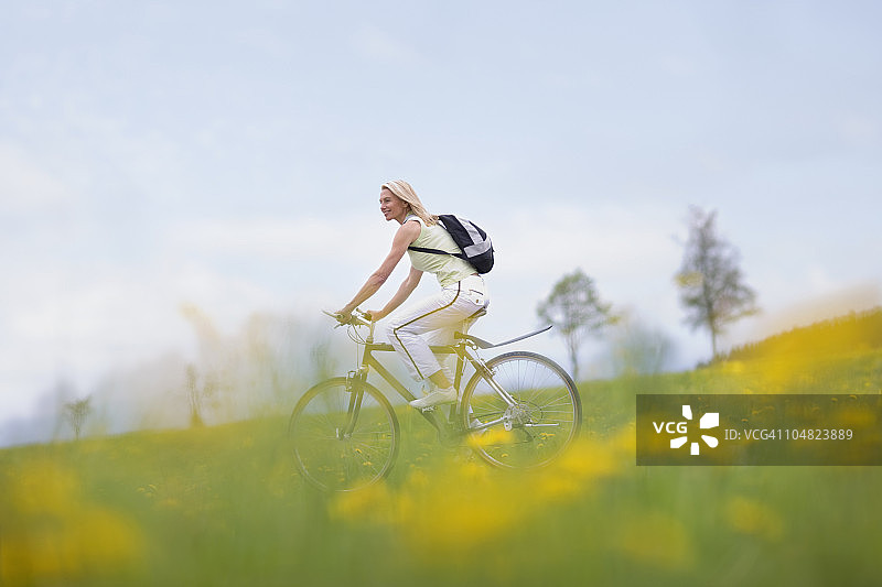 女子骑自行车图片素材