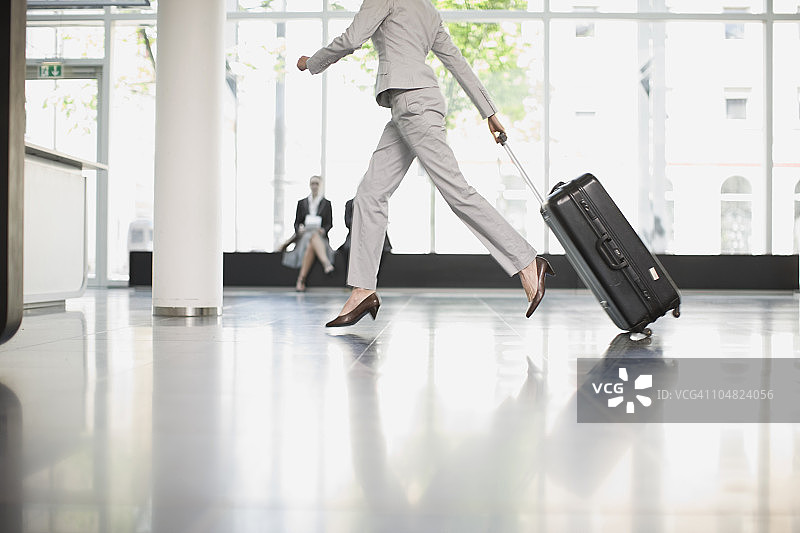 女人试图赶飞机图片素材