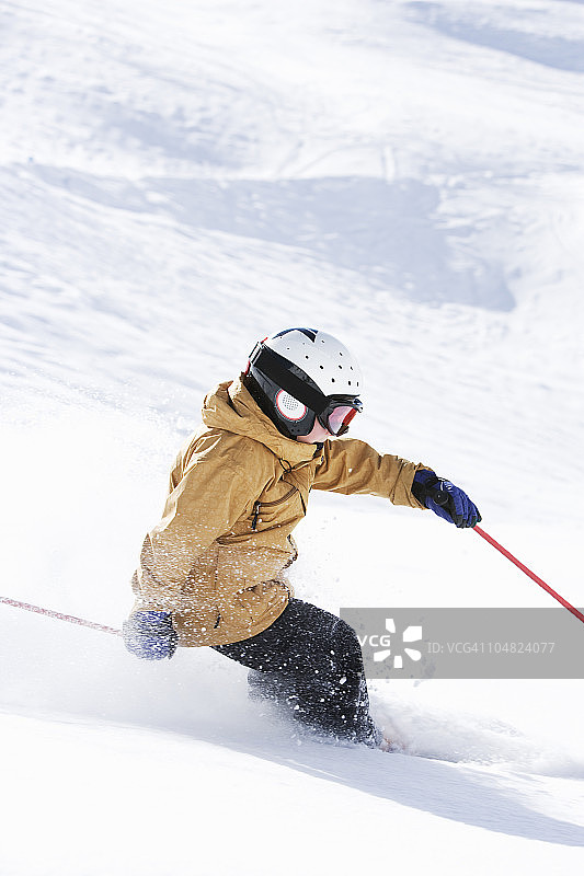 滑雪的男孩图片素材
