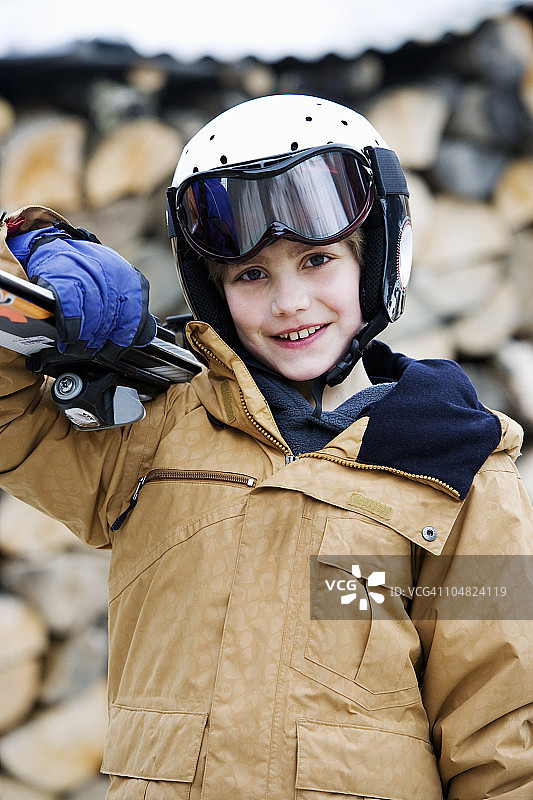 男孩手持滑雪板图片素材