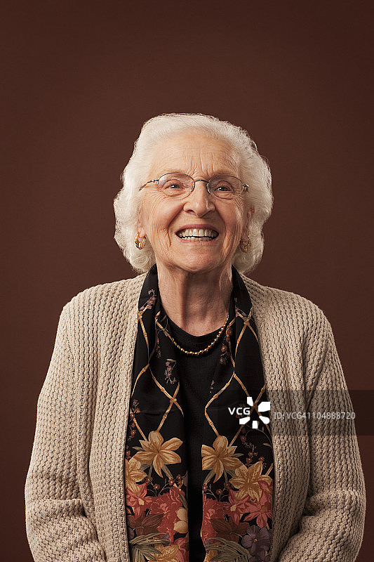 一个微笑的妇女的肖像图片素材