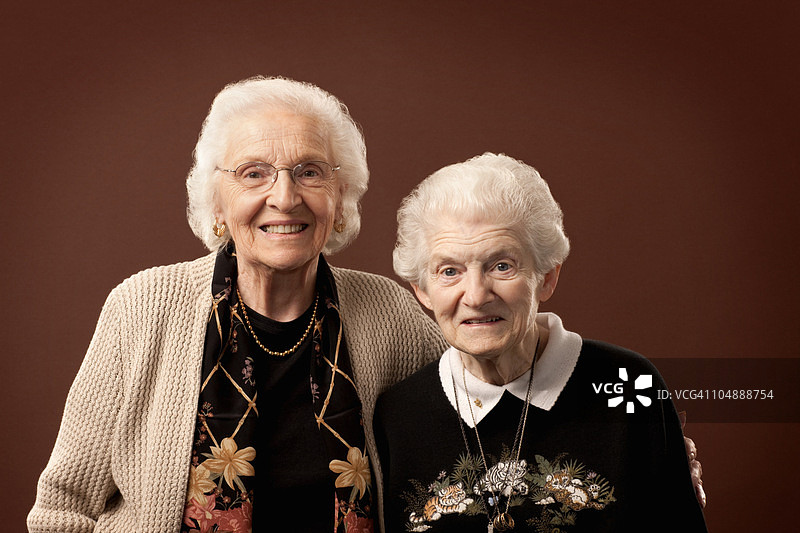 两位老年妇女的肖像图片素材