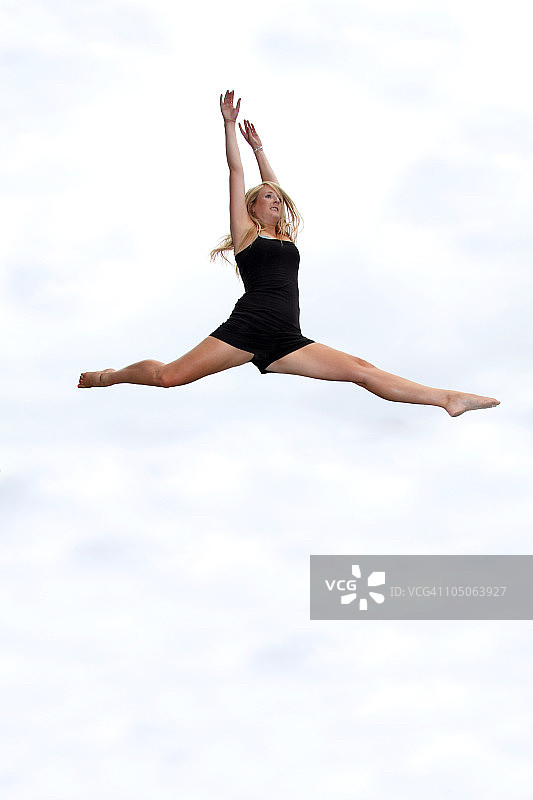 女孩做田径跳高和劈叉图片素材