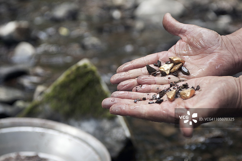 双手淘金图片素材