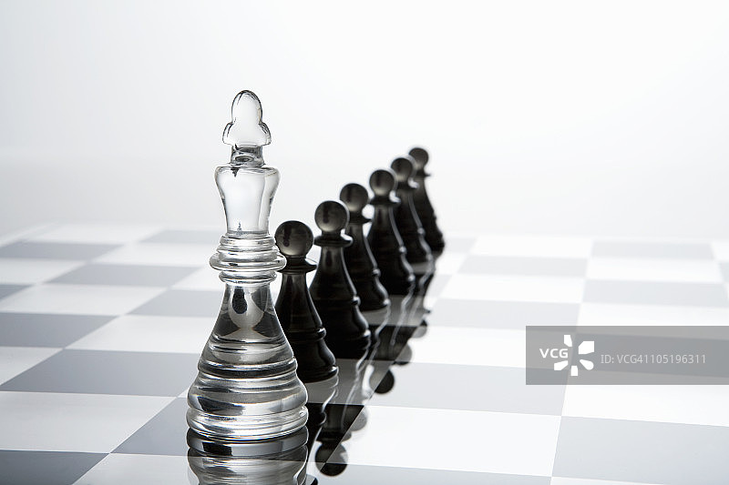 在黑王后排队的白色兵卒图片素材