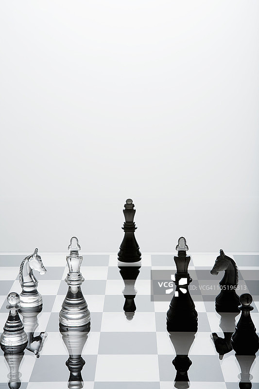 两种棋子放置在棋盘旁图片素材