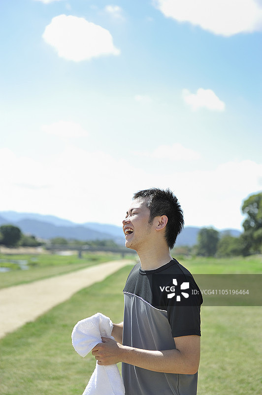男人笑着拿着毛巾图片素材