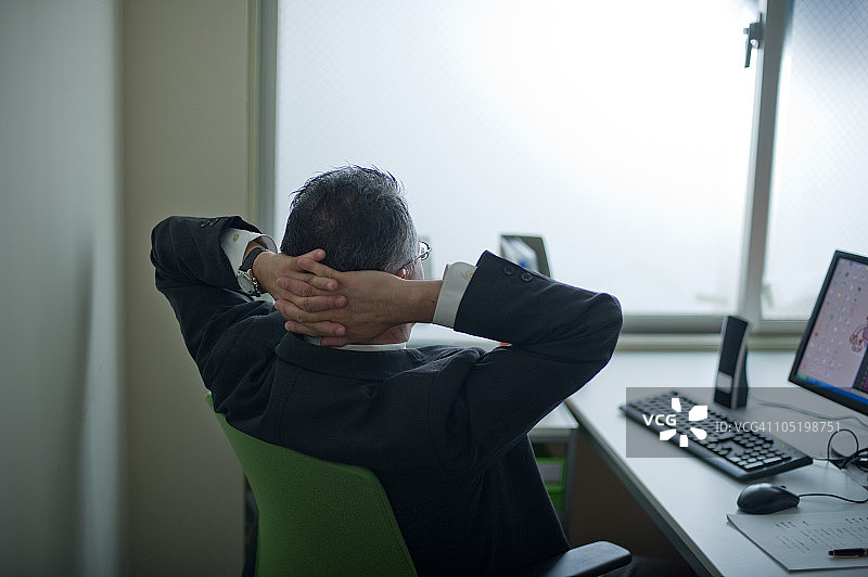 办公室里的日本商人图片素材