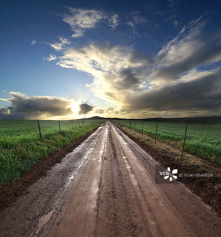 农场公路日落图片素材