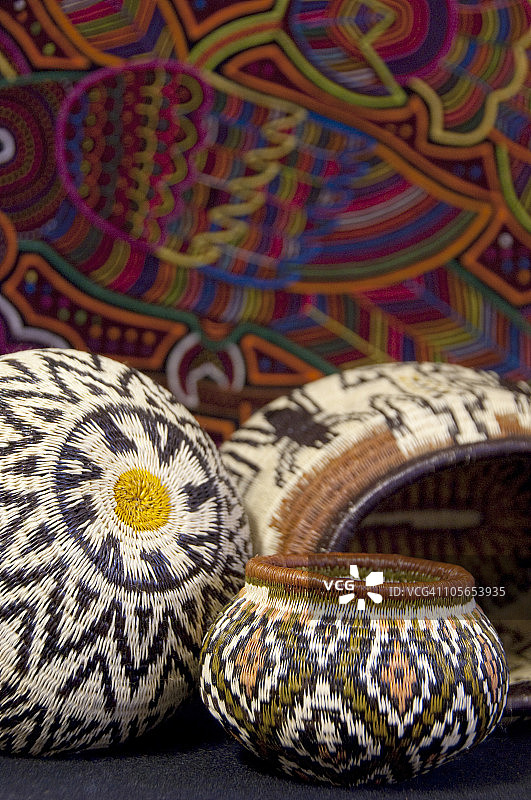 彩色手工缝制的库纳印第安摩拉前的埃姆贝拉印第安草篮图片素材