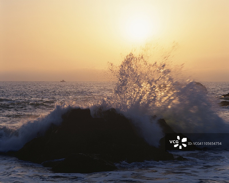 日本千叶县铫子市日出时分海浪拍打岩石图片素材