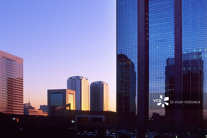 幕张摩天大楼背后的日落，日本千叶县图片素材