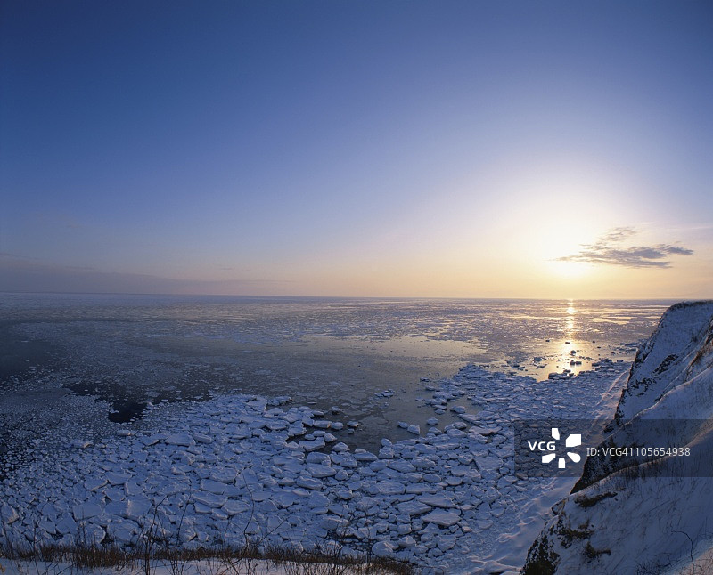 鄂霍次克海流冰和海洋上的旭日(日本,北海道,网走)图片素材