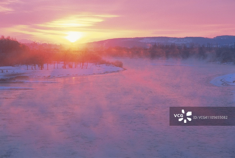 冬季日本北海道十胜川的雾和日出图片素材