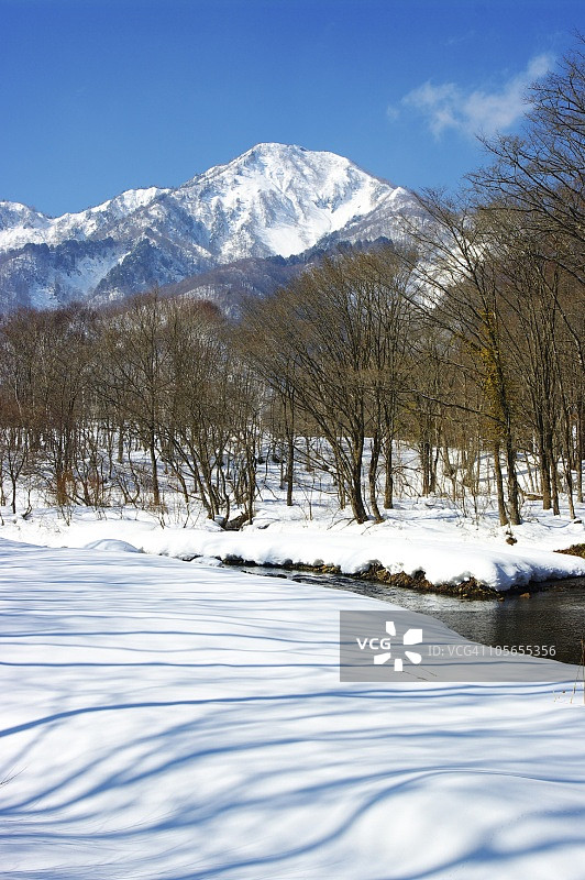 冬季户隐山脉和鸟居河，日本长野县图片素材