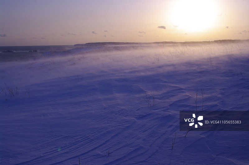 日本滋贺县琵琶湖的雪景和夕阳图片素材