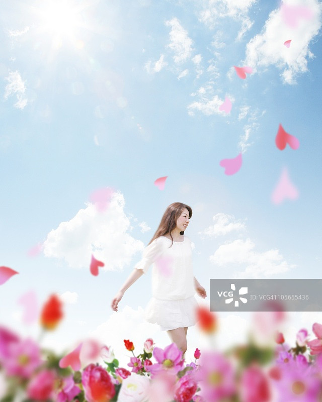 女人穿行于花丛中图片素材