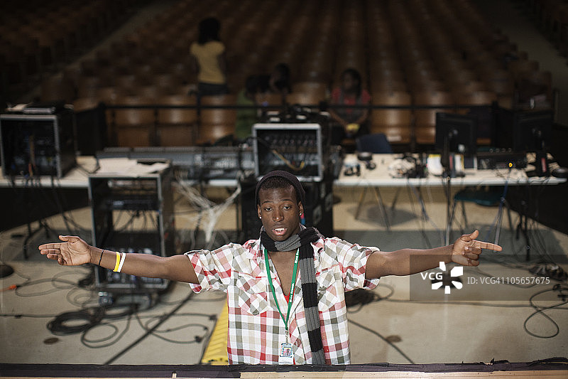 正在指导舞台剧的黑人男人图片素材