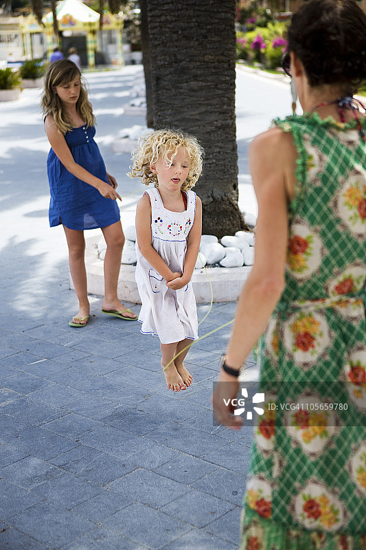 意大利，在公园里玩跳绳的家庭图片素材