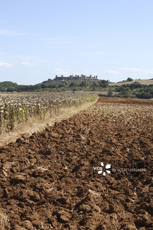 意大利蒙特里吉欧尼的开阔地，背景是城镇景观图片素材