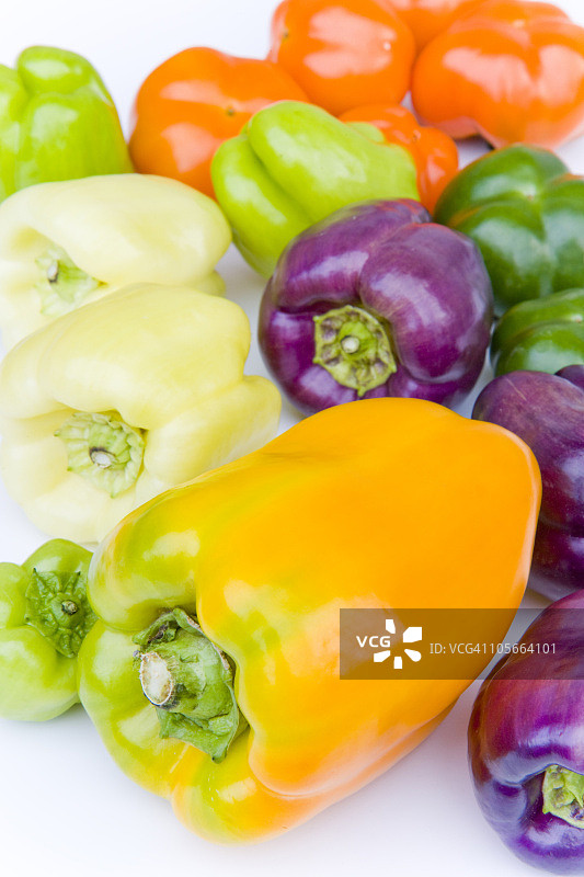 彩色甜椒特写，白色背景图片素材