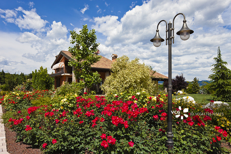 带花园的乡村别墅图片素材
