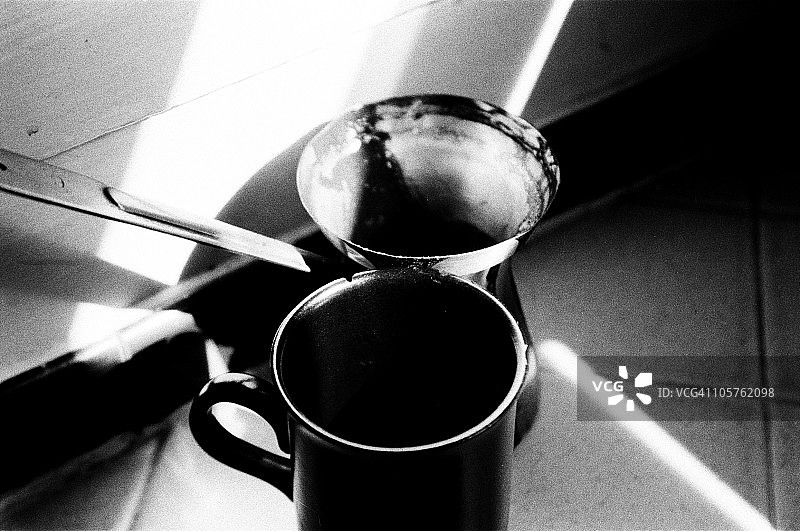 咖啡杯和土耳其咖啡壶静物图片素材