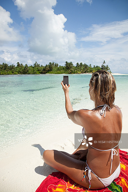 女人在马尔代夫北胡瓦杜环礁米达胡塔岛拍照图片素材