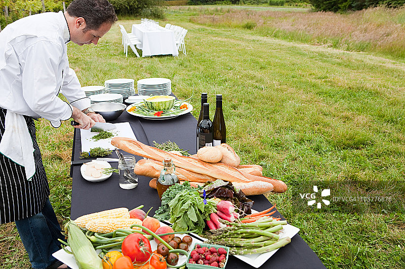 厨师在田野里准备餐点图片素材
