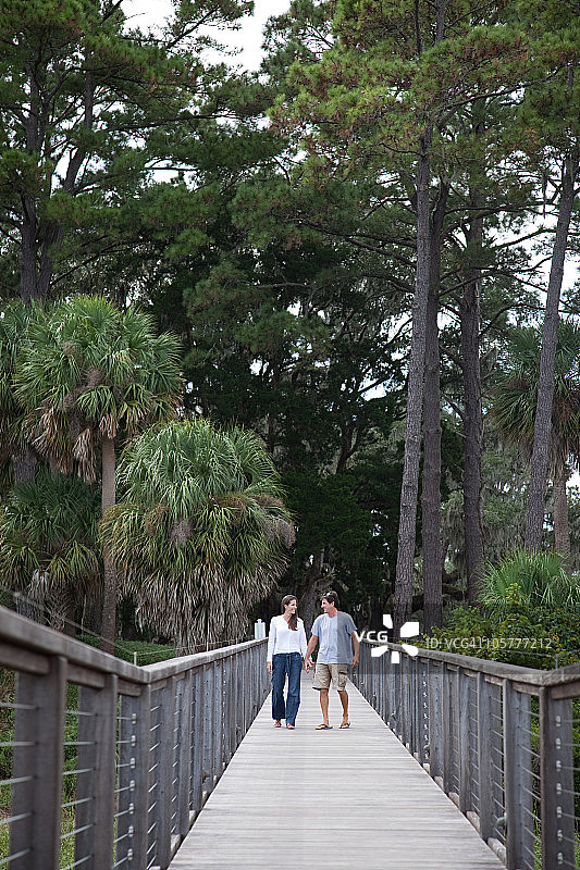 情侣在走道上散步图片素材