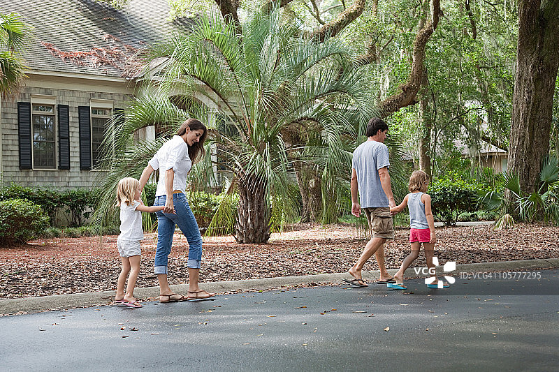 一家人手牵着手散步图片素材