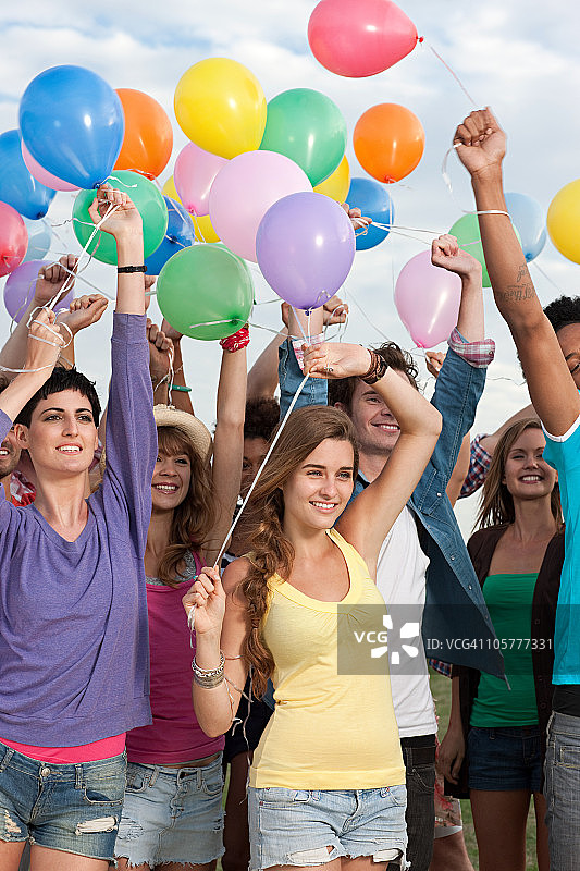 年轻人拿着气球图片素材