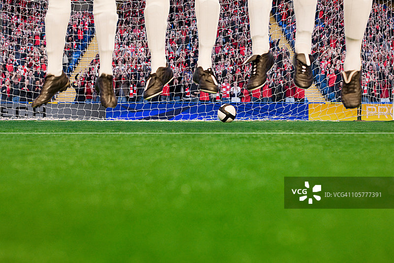 足球比赛中的任意球图片素材