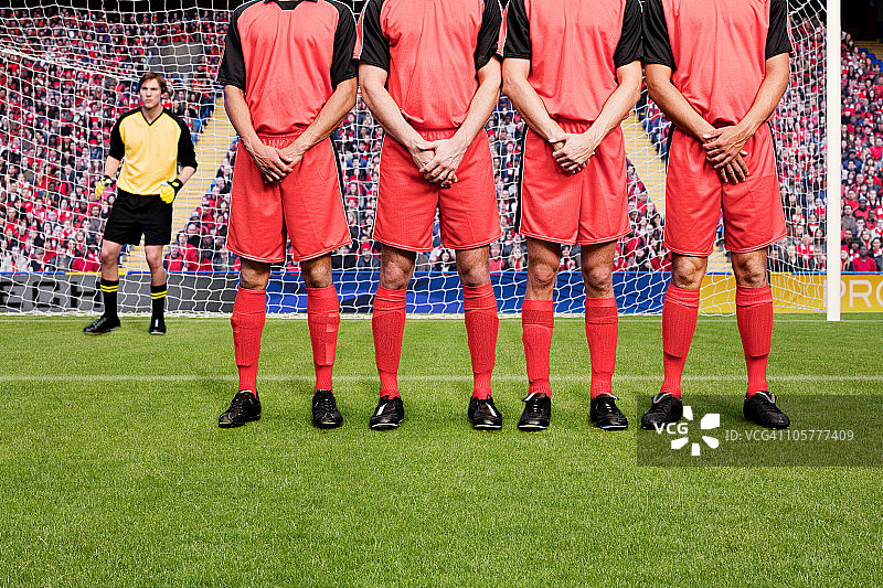 足球比赛中的任意球图片素材