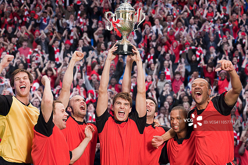 足球队赢得奖杯图片素材