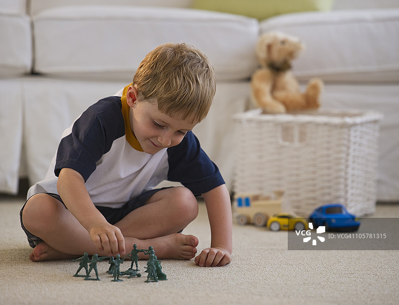 玩玩具士兵的男孩图片素材