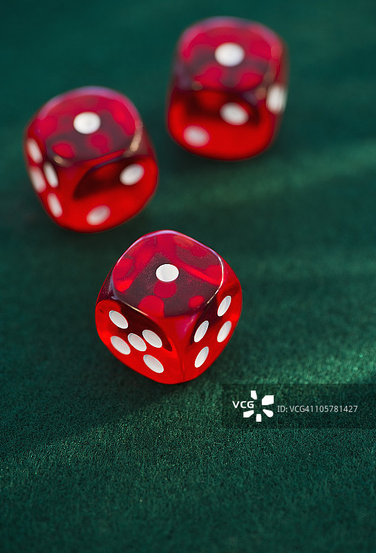 绿色毛毡上的红色骰子图片素材