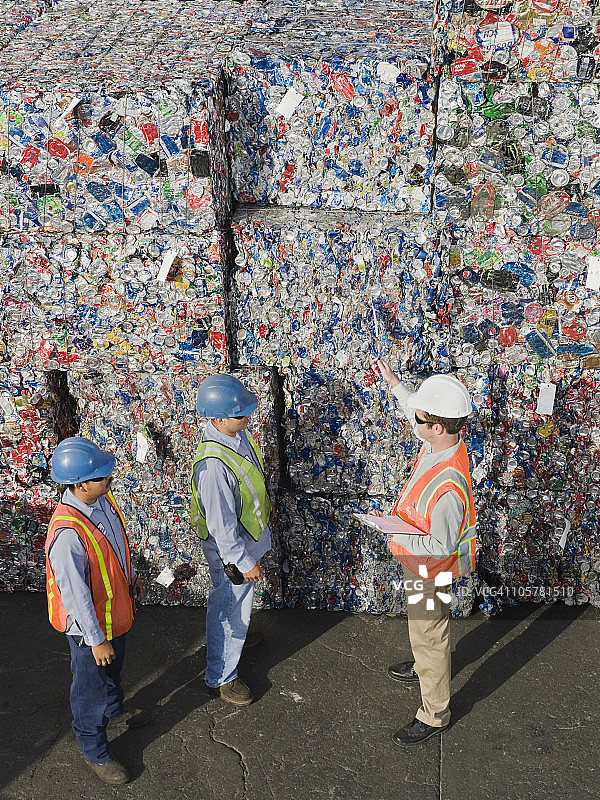 在回收工厂工作的工人们图片素材