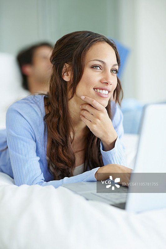 女士正在上网浏览图片素材