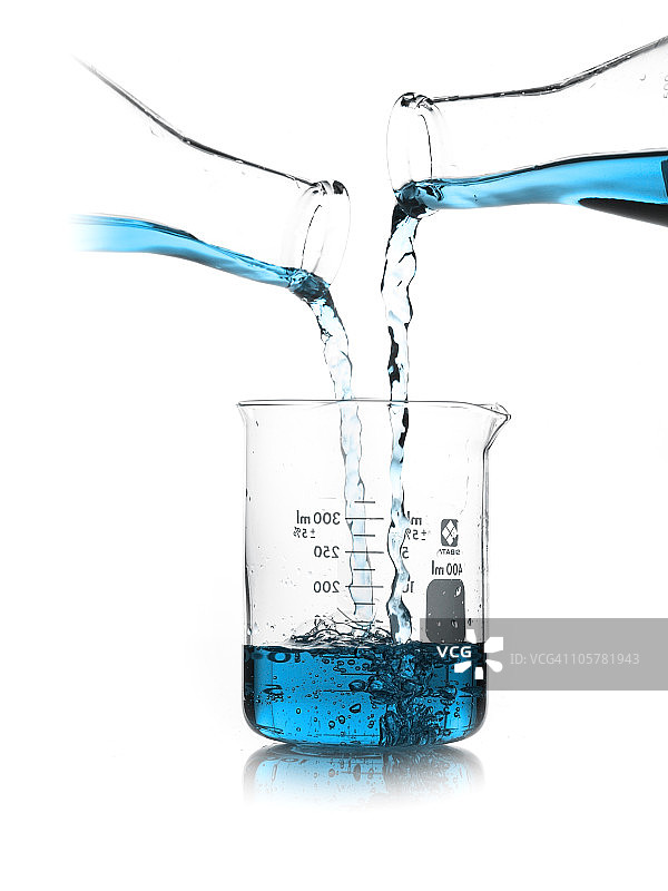 倒入量杯的蓝色液体图片素材
